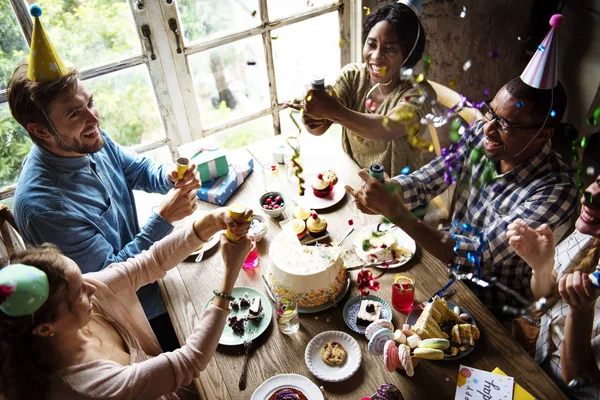 La gente celebra cumpleaños en la mesa — Foto de Stock