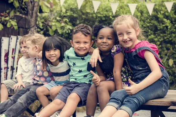 Niños sentados juntos —  Fotos de Stock