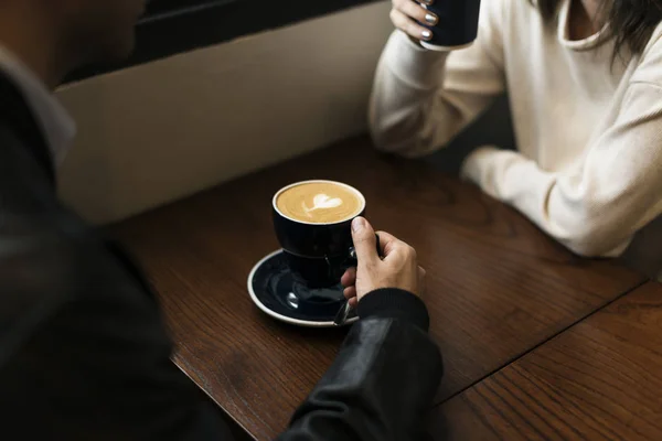Par med datum i café — Stockfoto
