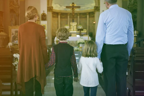 Familjen be i kyrkan — Stockfoto