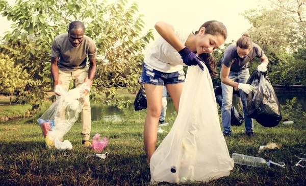 Ανθρώπους τον καθαρισμό του πάρκου — Φωτογραφία Αρχείου