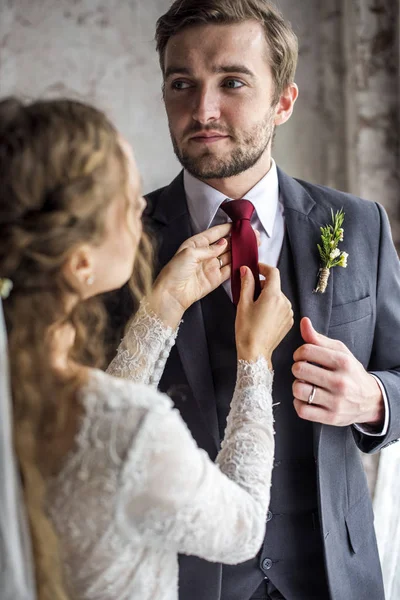 Braut kümmert sich um Bräutigam — Stockfoto