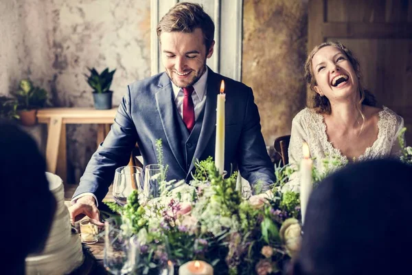 Braut und Bräutigam essen mit Freunden — Stockfoto