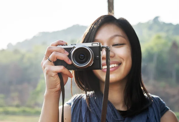 Femme souriante prenant des photos — Photo