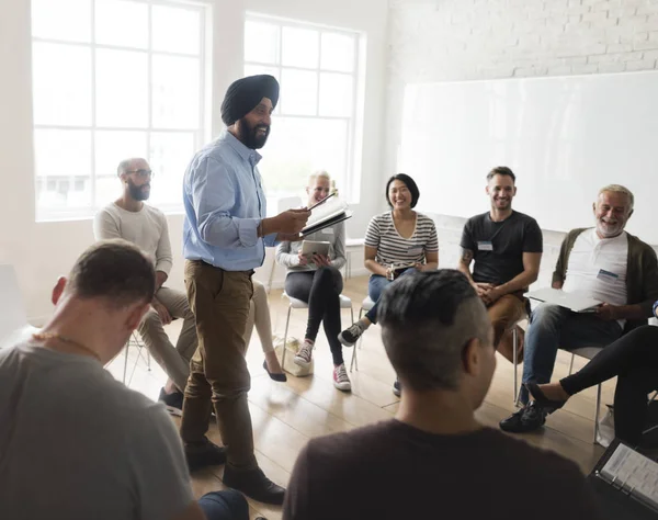 Affärsmän på möte seminarium — Stockfoto