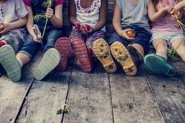 Bambini che tengono verdure — Foto Stock