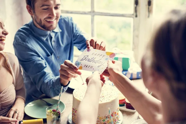 La gente celebra cumpleaños — Foto de Stock