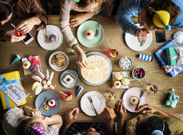 La gente celebra cumpleaños en la mesa —  Fotos de Stock