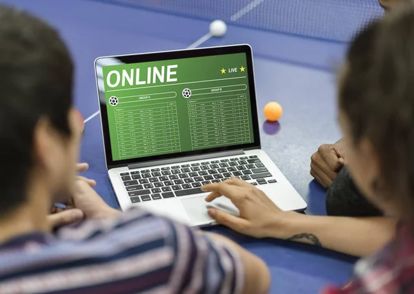 Mensen zitten tegen laptop — Stockfoto