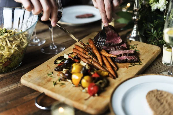 Händerna Håller Kniv Och Gaffel Att Mat Från Skålen Ursprungliga — Stockfoto