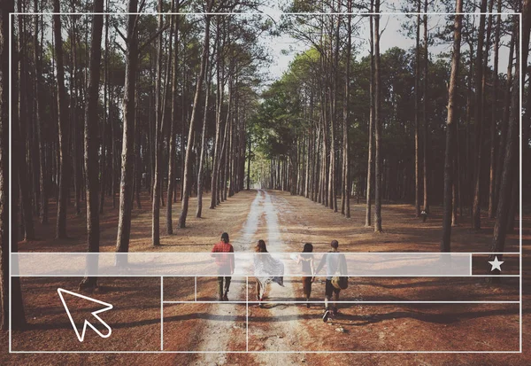 Четверо молодих людей ходять в лісі — стокове фото