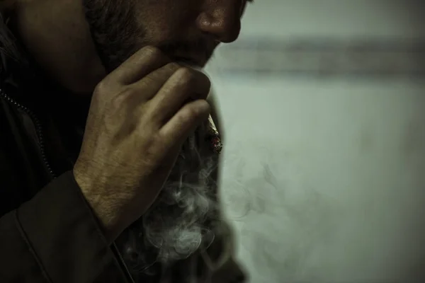 Homem sem-teto fumando cigarro — Fotografia de Stock