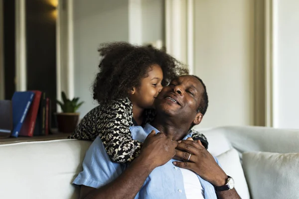 Père et fille à la maison — Photo