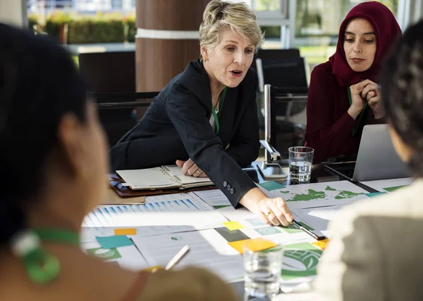 Persone che discutono alla Conferenza Internazionale — Foto Stock