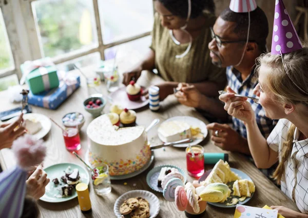 As pessoas celebram o aniversário à mesa — Fotografia de Stock