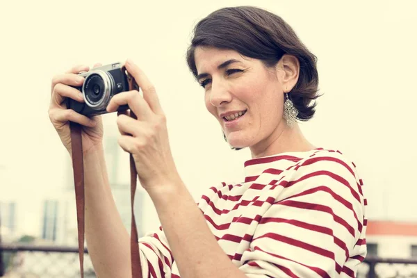 Mulher viajante com câmera de foto — Fotografia de Stock