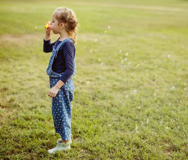 Малюк з бульбашками в парку — стокове фото
