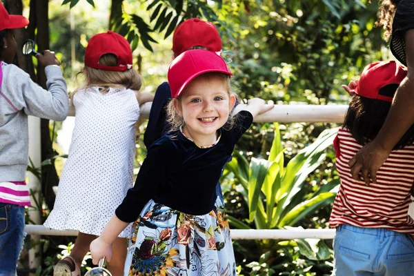 Petits étudiants apprenant la botanique — Photo