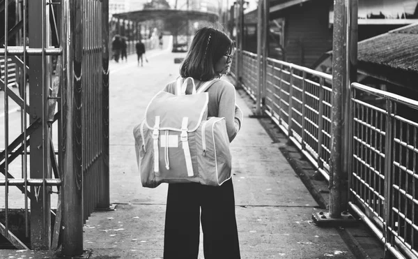 Joven viajero en la calle — Foto de Stock