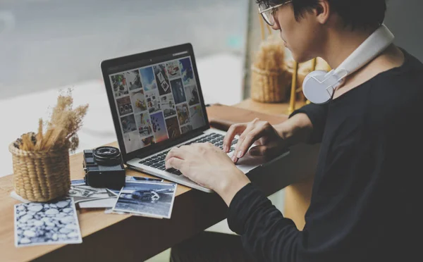 Aziatische man aan het werk op laptop — Stockfoto