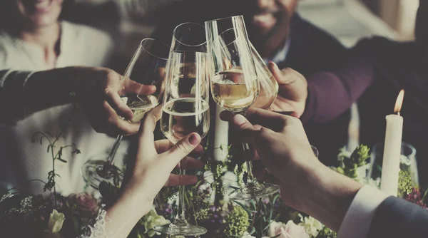 As pessoas celebram o casamento à mesa — Fotografia de Stock