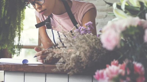 Mujer africana trabajando en floristería —  Fotos de Stock