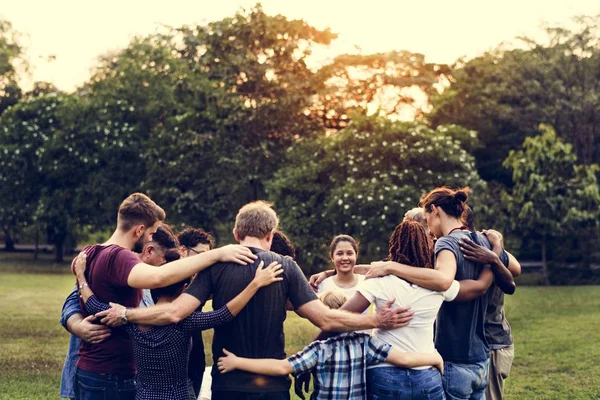 Diversiteit mensen samen in het park — Stockfoto