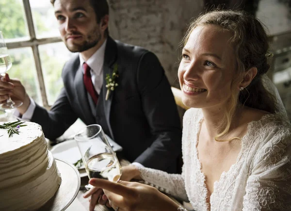 Menschen essen im Restaurant — Stockfoto