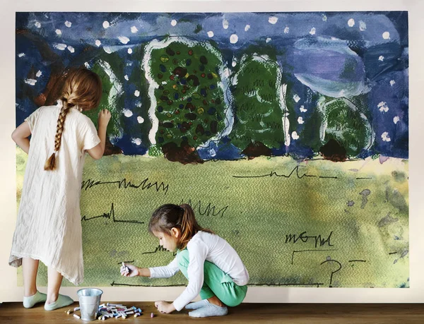 Kleine Mädchen zeichnen auf Plakat — Stockfoto