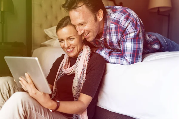 Couple using digital tablet — Stock Photo, Image