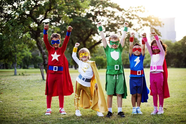 Entzückende Kinder in Superheldenkostümen — Stockfoto