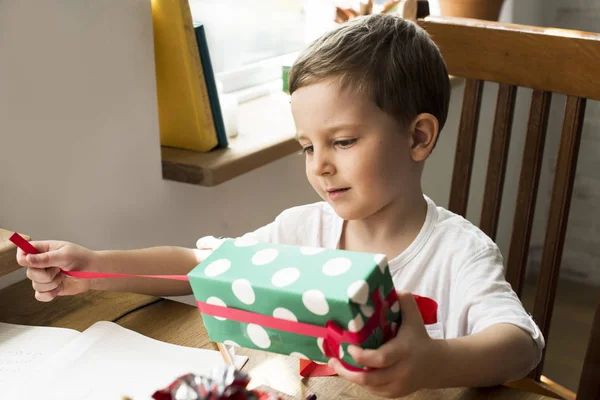 Junge verpackt Geschenkschachtel — Stockfoto