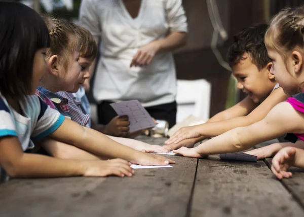 Enfants jouant recycler les mots jeu — Photo