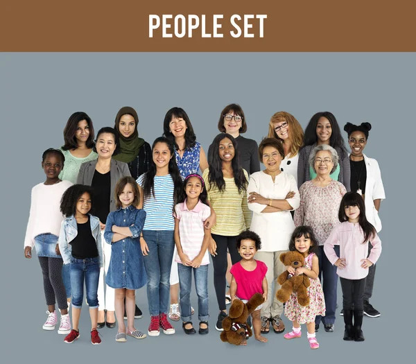 Çok ırklı insanlar gülümsüyor