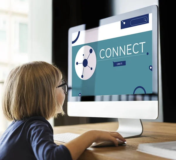 bilgisayar kullanan küçük kız