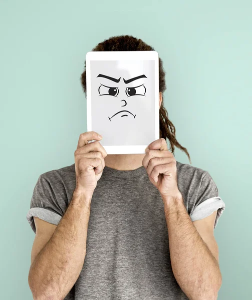  Dijital tablet kapsayan yüz tutan adam 