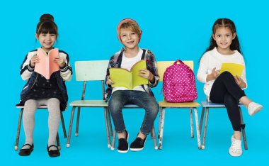 okul sandalye üzerinde oturan çocukları