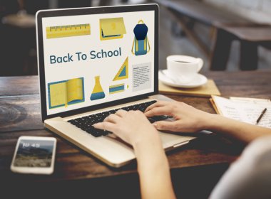 Dizüstü bilgisayarda yazan kişi