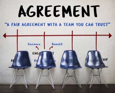 Duvar tarafından boş sandalyeler