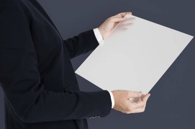 İşadamı cam afişini tutar 