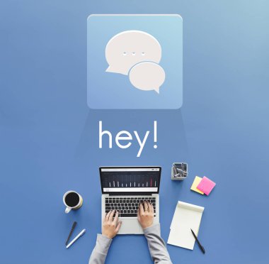 Laptop klavyesinde yazan kişi