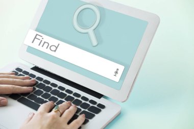 Dizüstü bilgisayarda yazan kadın klavyesi