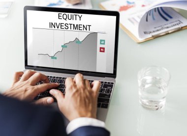 Bilgisayarla çalışan bir iş adamı