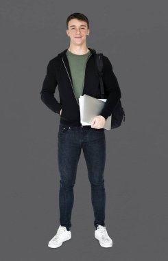 Dizüstü bilgisayar tutan adam