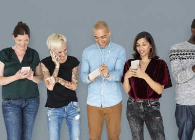 bir grup insan cep telefonlarını kullanarak