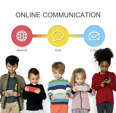 Çocuk akıllı telefonlar kullanarak