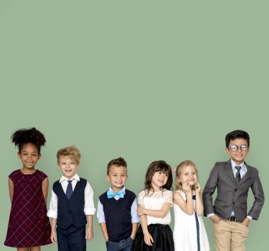 Studio giyinmiş çocuk