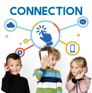 Çocuk akıllı telefonlar kullanarak