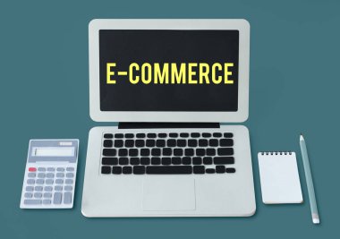 Çalışma alanı ile modern dizüstü