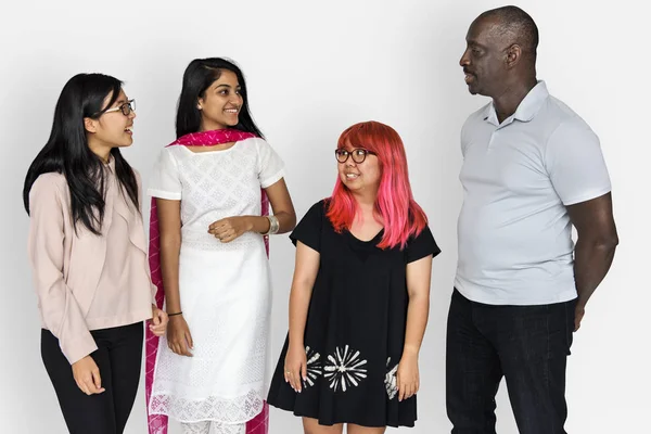 Personas multiétnicas hablando y sonriendo — Foto de Stock